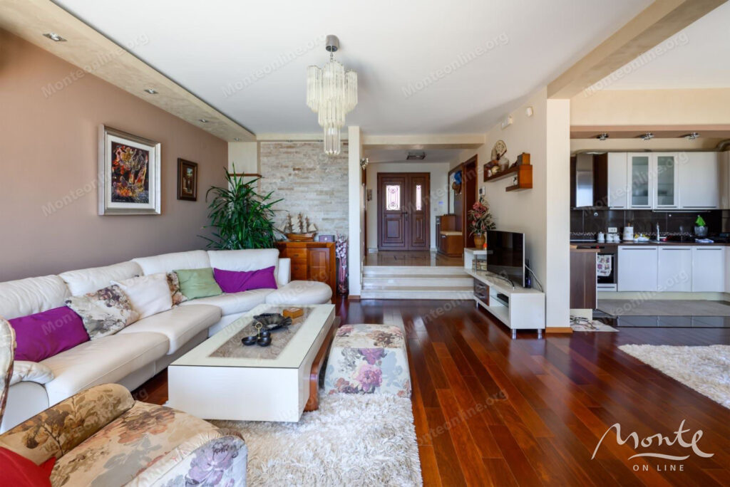 prostornyj dom s vidom na more i apartamentami dlya arendy v shushane bar 10