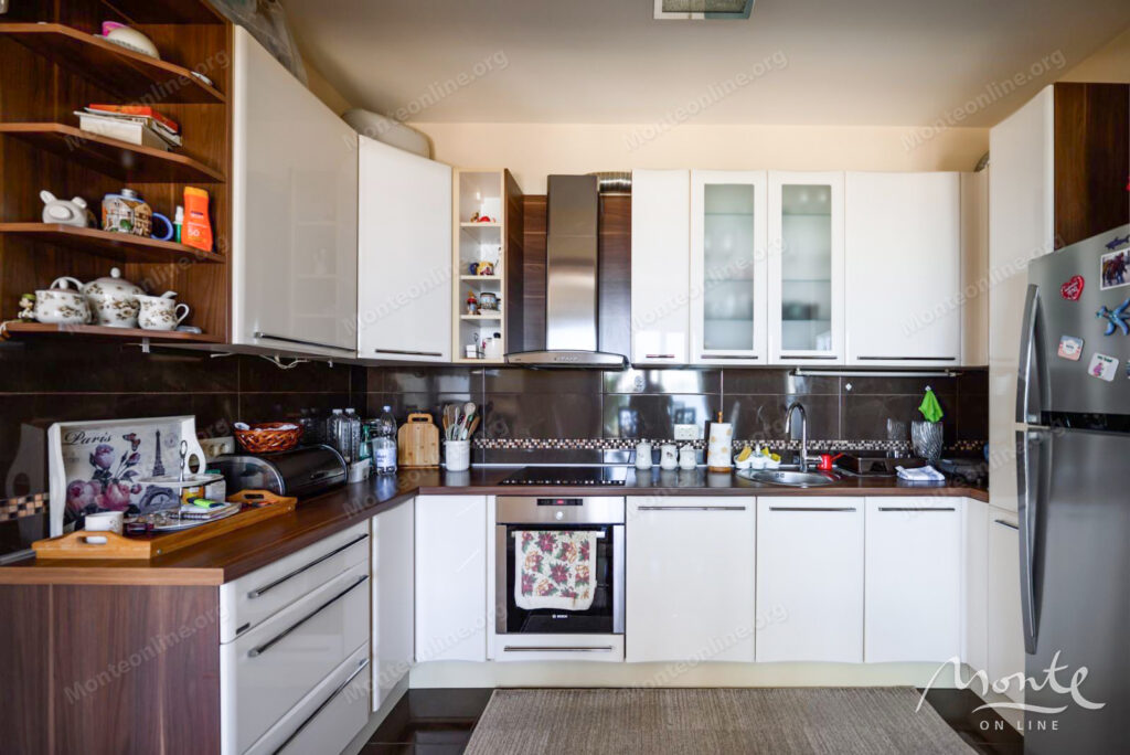 prostornyj dom s vidom na more i apartamentami dlya arendy v shushane bar 12