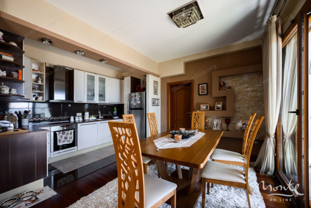 prostornyj dom s vidom na more i apartamentami dlya arendy v shushane bar 13