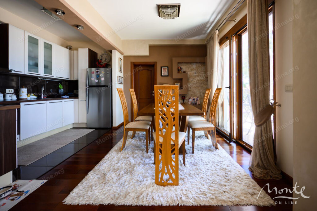 prostornyj dom s vidom na more i apartamentami dlya arendy v shushane bar 15