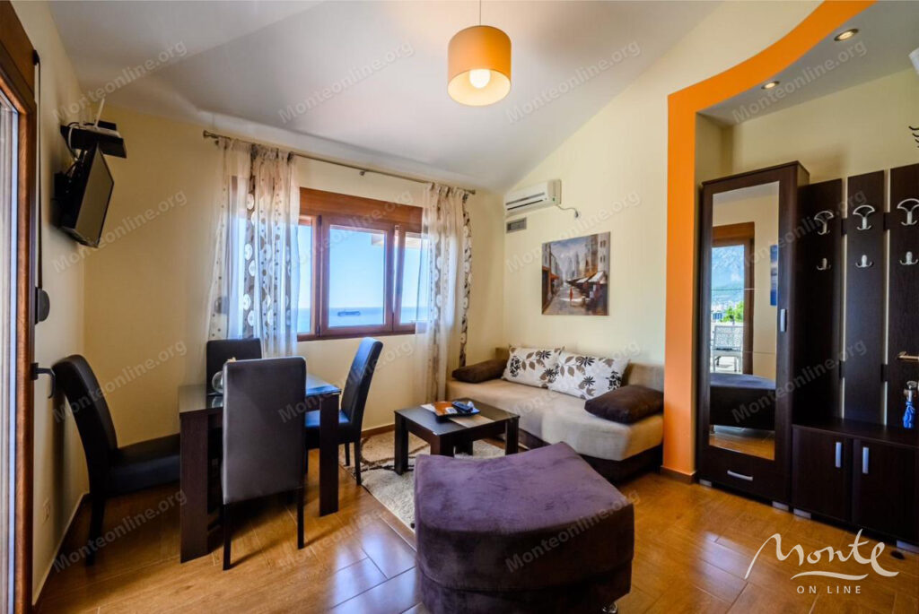 prostornyj dom s vidom na more i apartamentami dlya arendy v shushane bar 16