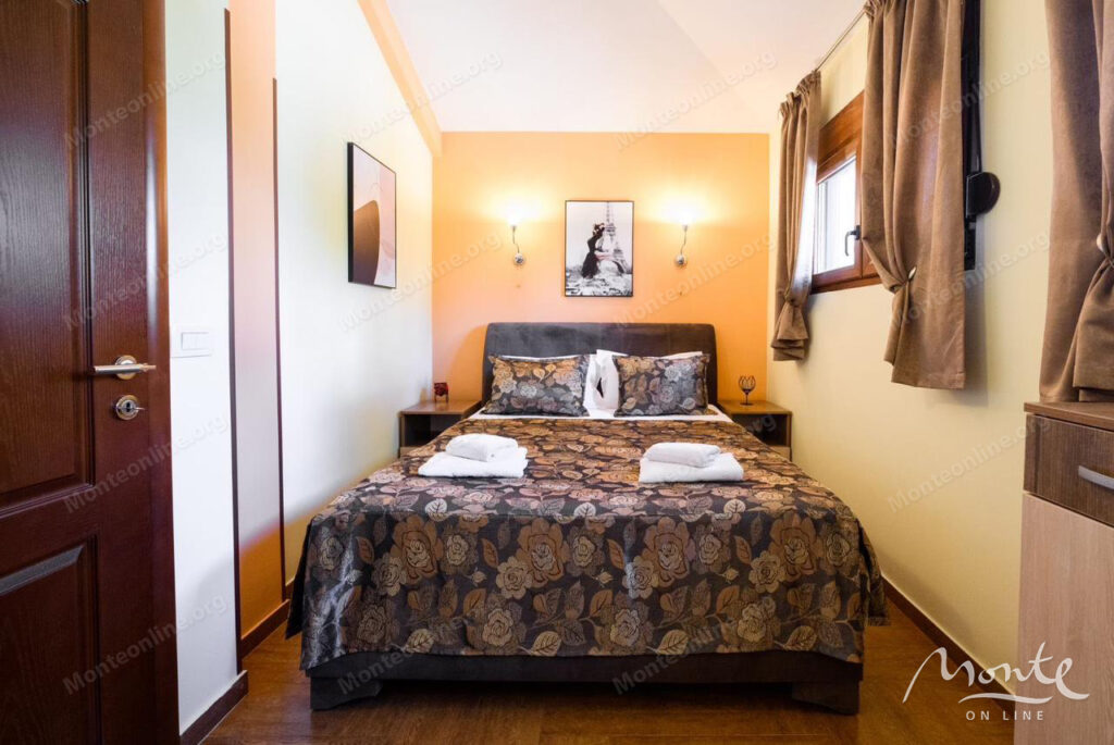 prostornyj dom s vidom na more i apartamentami dlya arendy v shushane bar 17