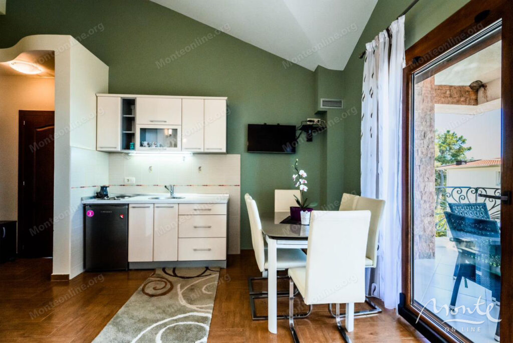 prostornyj dom s vidom na more i apartamentami dlya arendy v shushane bar 19