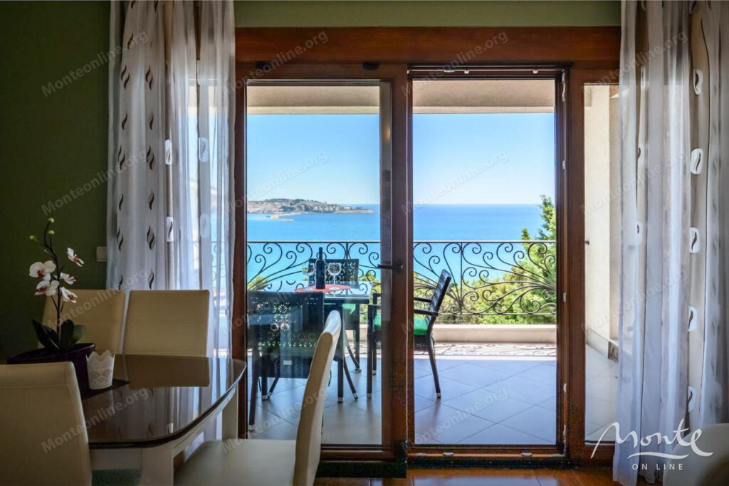 prostornyj dom s vidom na more i apartamentami dlya arendy v shushane bar 20