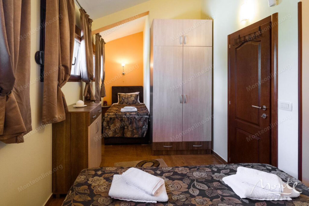 prostornyj dom s vidom na more i apartamentami dlya arendy v shushane bar 21