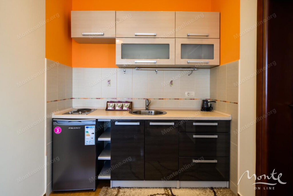 prostornyj dom s vidom na more i apartamentami dlya arendy v shushane bar 22