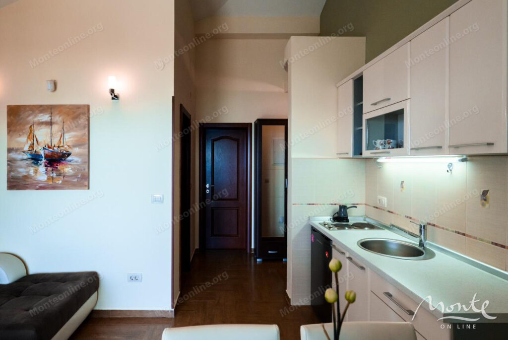 prostornyj dom s vidom na more i apartamentami dlya arendy v shushane bar 23