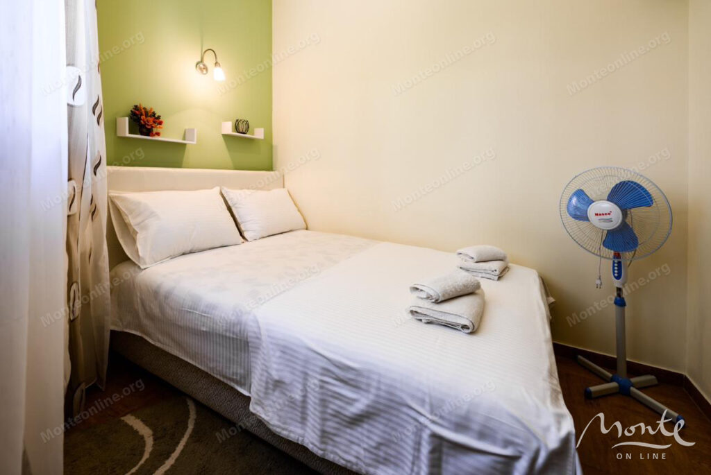 prostornyj dom s vidom na more i apartamentami dlya arendy v shushane bar 24