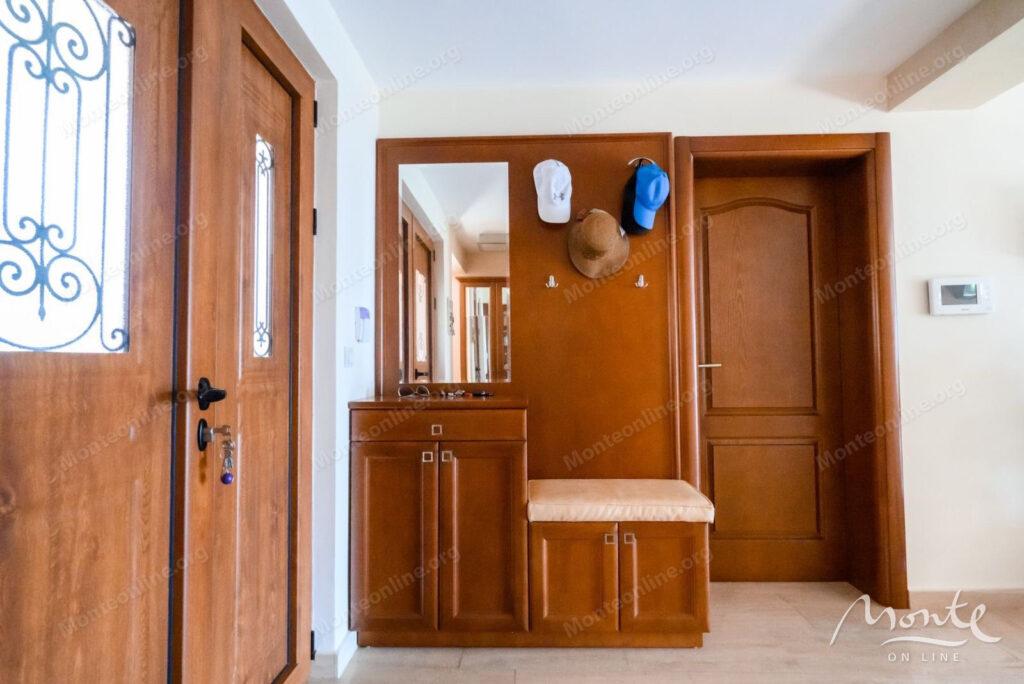 prostornyj dom s vidom na more i apartamentami dlya arendy v shushane bar 27