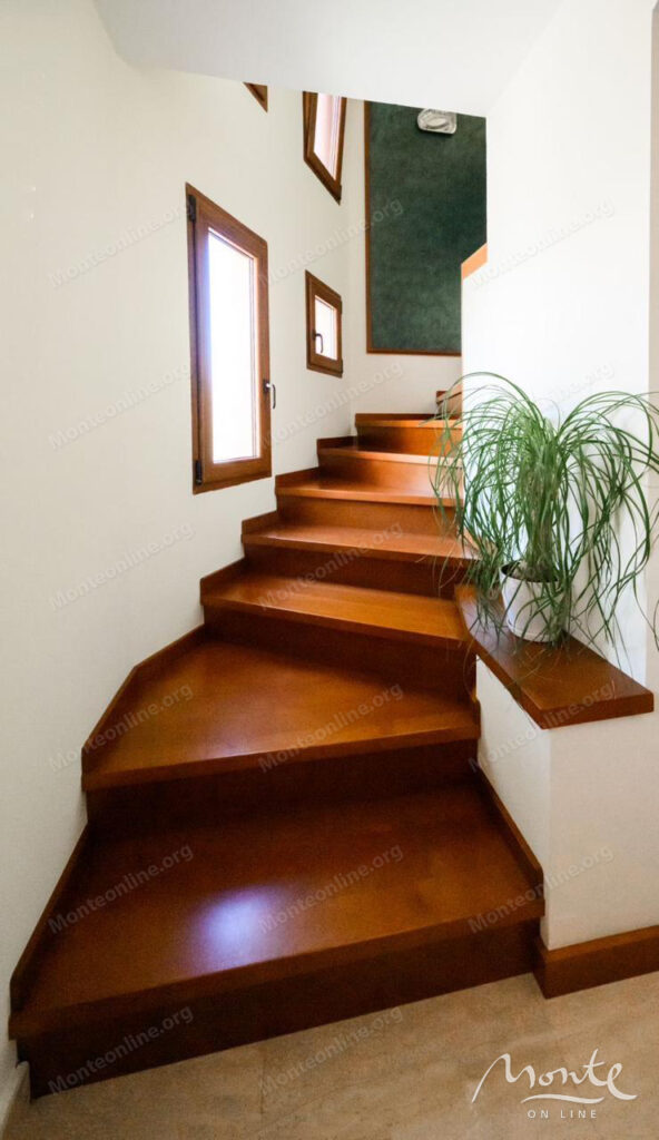 prostornyj dom s vidom na more i apartamentami dlya arendy v shushane bar 29