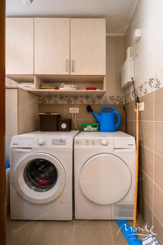 prostornyj dom s vidom na more i apartamentami dlya arendy v shushane bar 30