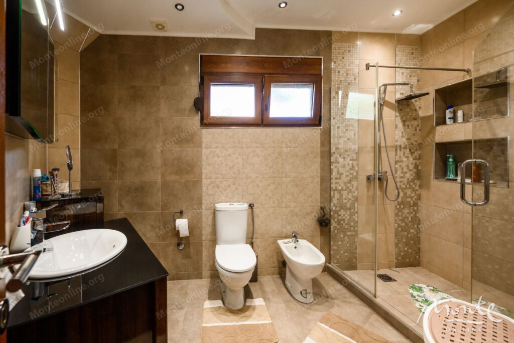 prostornyj dom s vidom na more i apartamentami dlya arendy v shushane bar 32