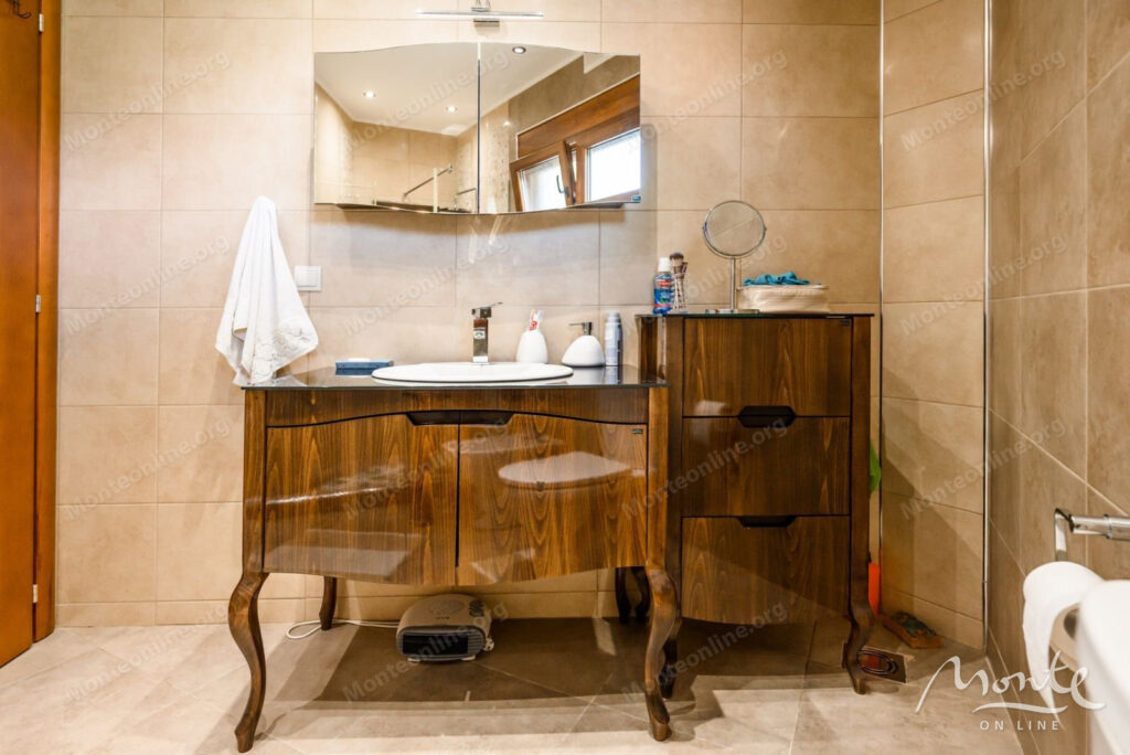 prostornyj dom s vidom na more i apartamentami dlya arendy v shushane bar 33