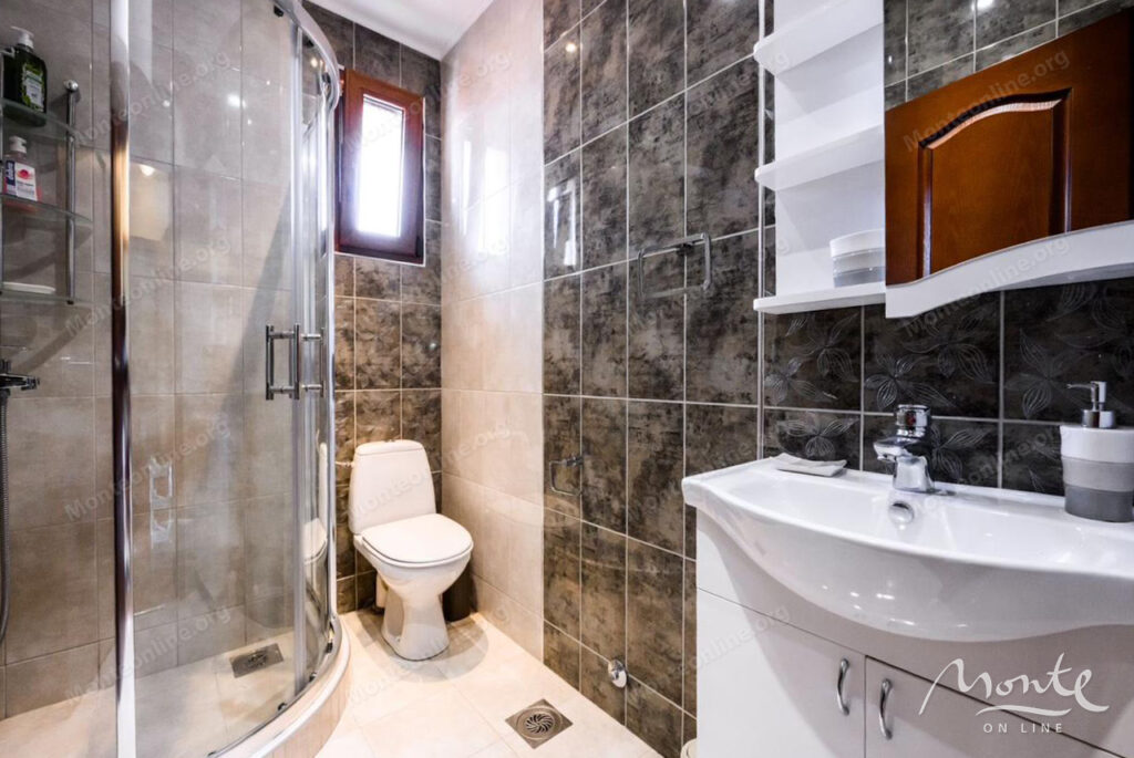 prostornyj dom s vidom na more i apartamentami dlya arendy v shushane bar 34