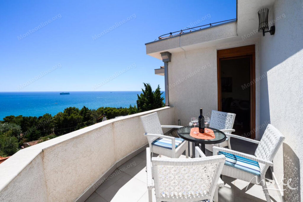 prostornyj dom s vidom na more i apartamentami dlya arendy v shushane bar 35