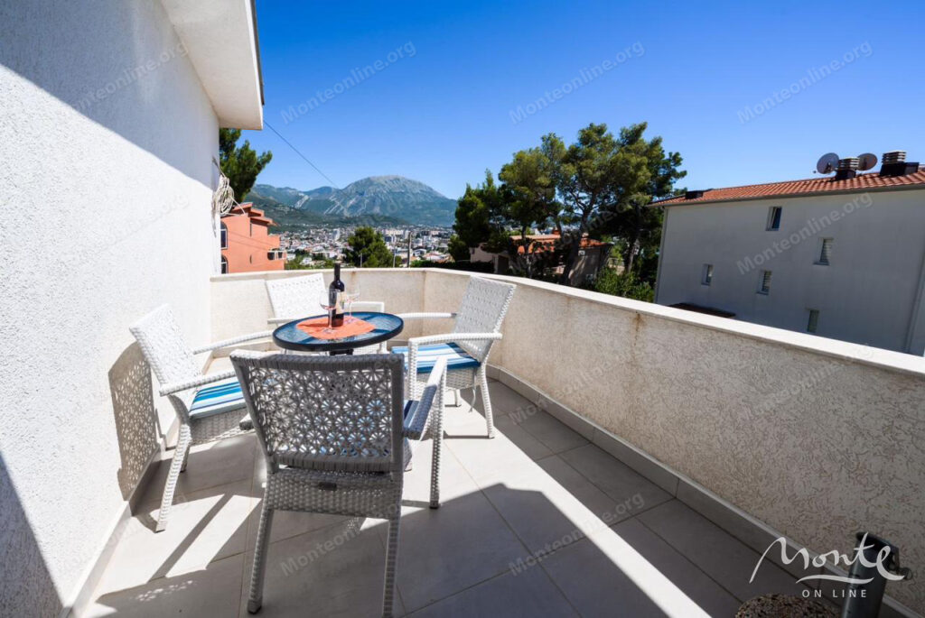 prostornyj dom s vidom na more i apartamentami dlya arendy v shushane bar 36