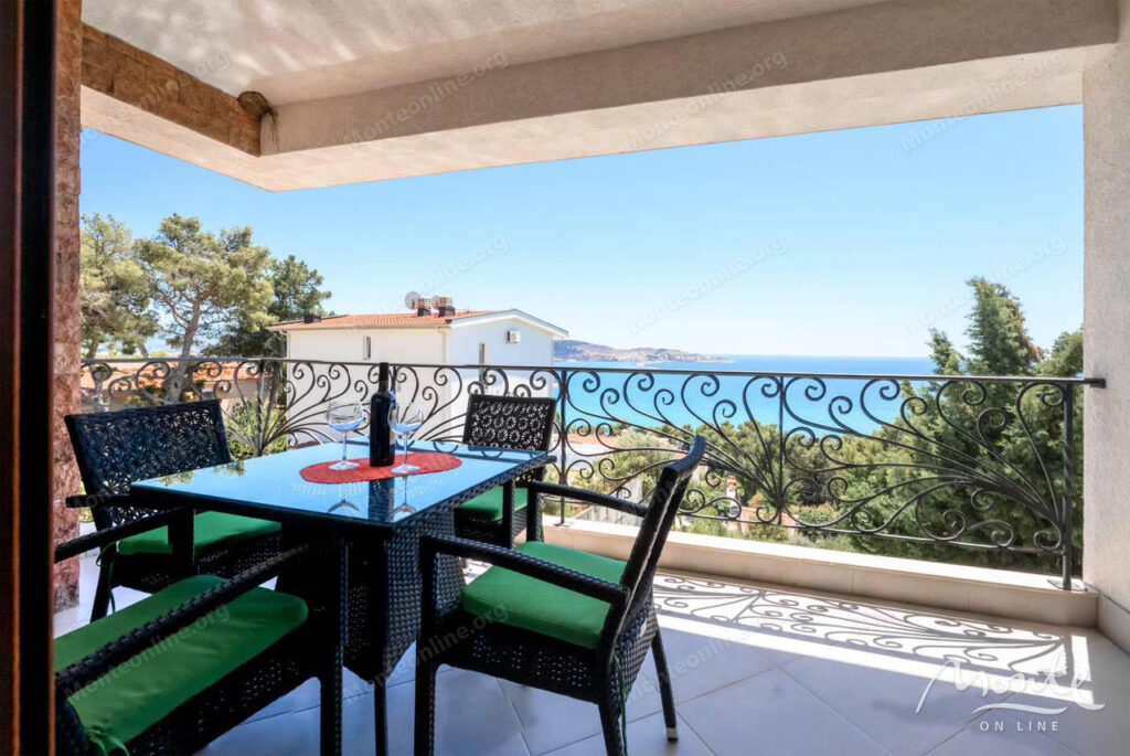 prostornyj dom s vidom na more i apartamentami dlya arendy v shushane bar 37