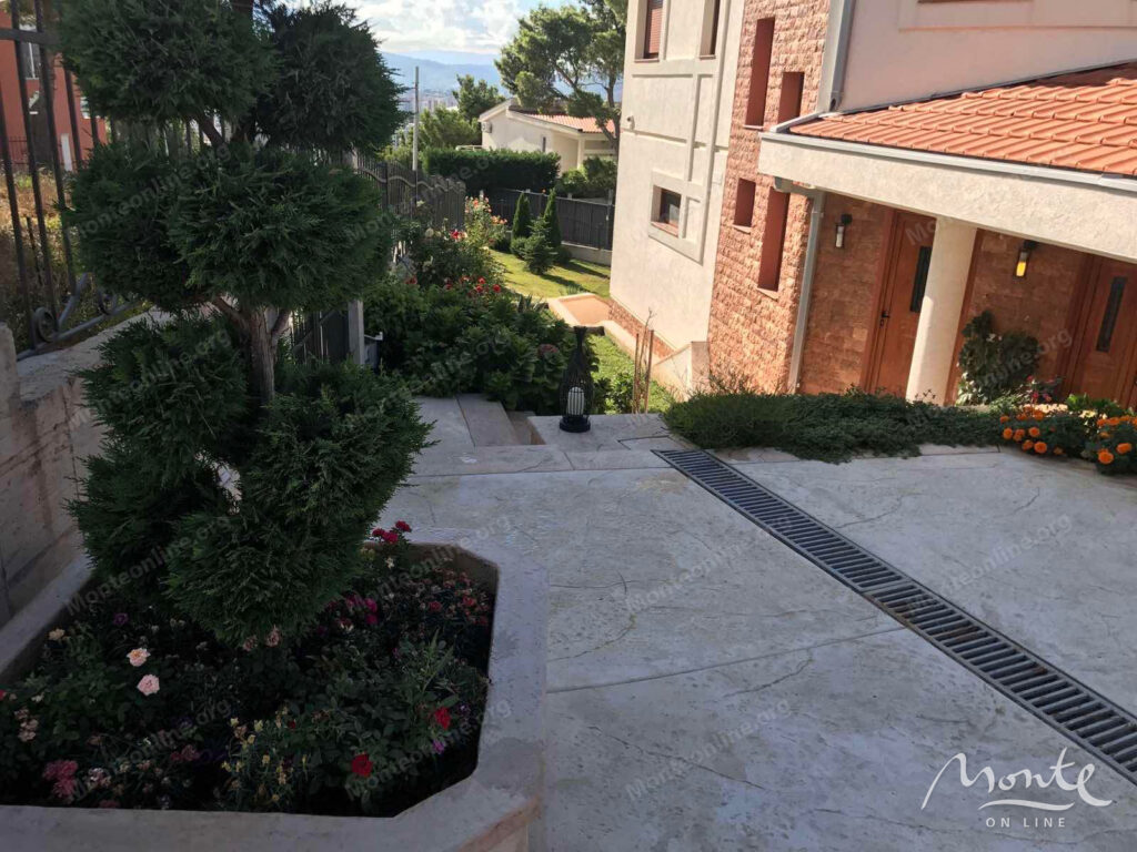 prostornyj dom s vidom na more i apartamentami dlya arendy v shushane bar 39