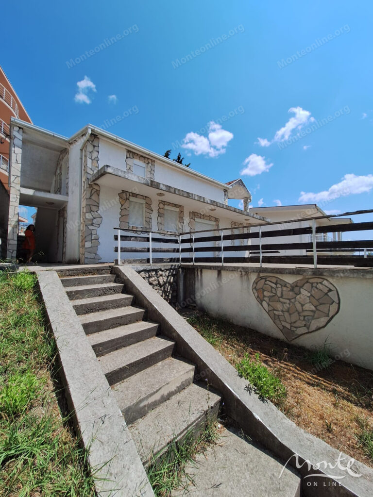 prostornyj dom s vidom na more vsego v 250 metrah ot plyazha v shushani bar 03