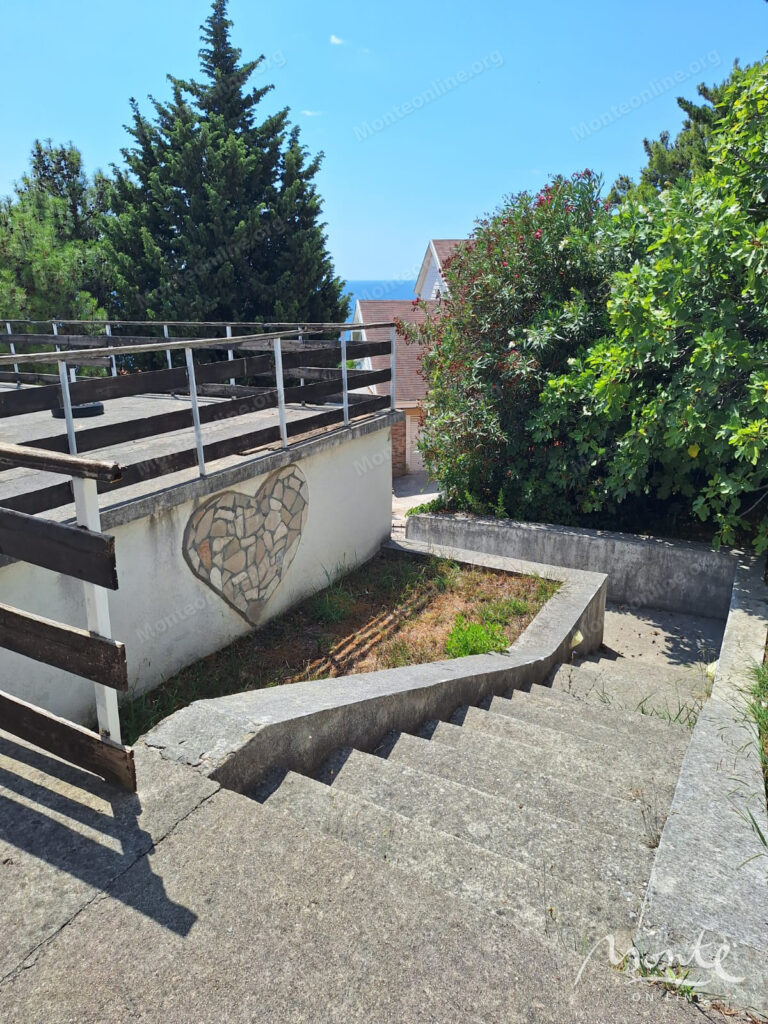 prostornyj dom s vidom na more vsego v 250 metrah ot plyazha v shushani bar 18