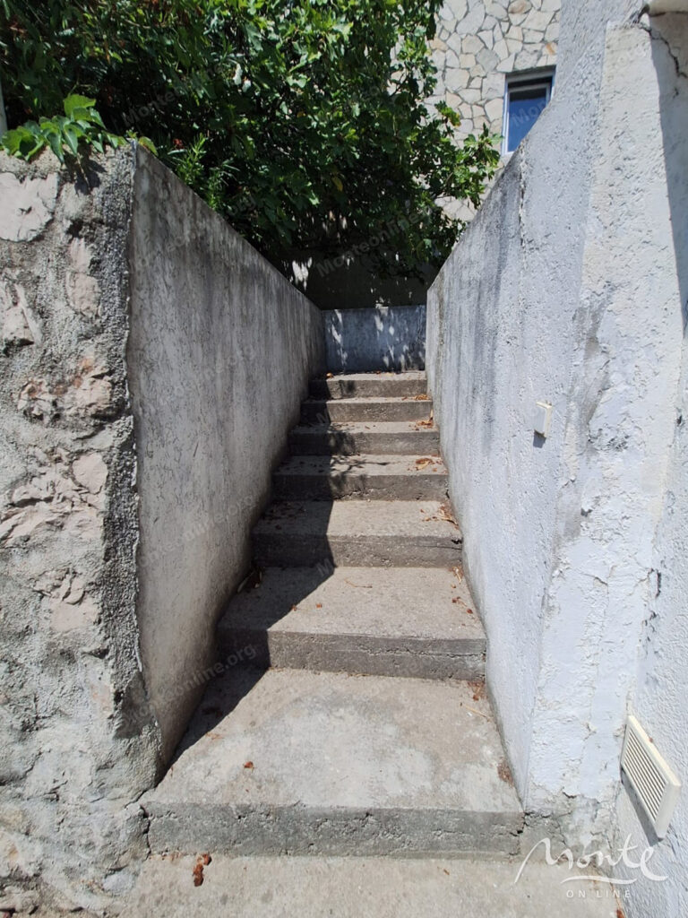 prostornyj dom s vidom na more vsego v 250 metrah ot plyazha v shushani bar 22