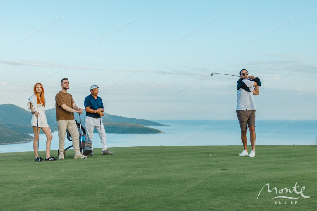 roskoshnye golf taunhausy v lushticza bej the peaks s vidom na adriatiku 26