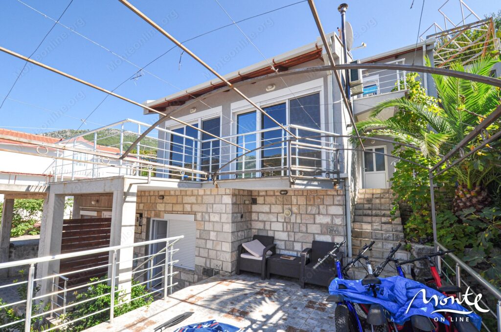 semejnyj 3 etazhnyj dom s garazhom i vidom na zaliv v lepetane tivat 03