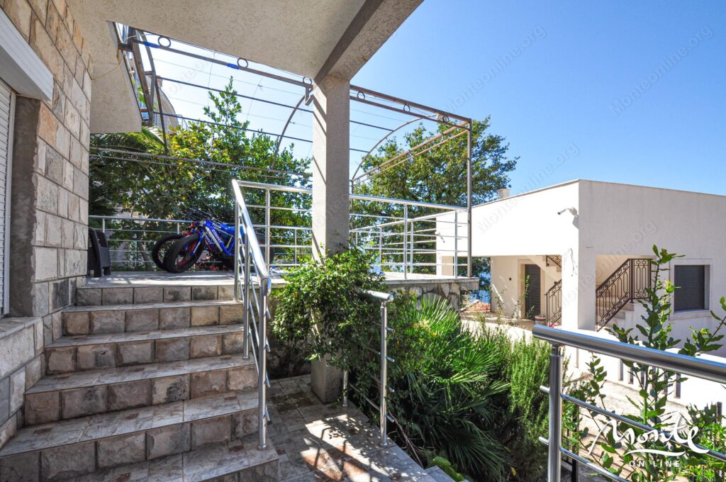 semejnyj 3 etazhnyj dom s garazhom i vidom na zaliv v lepetane tivat 05