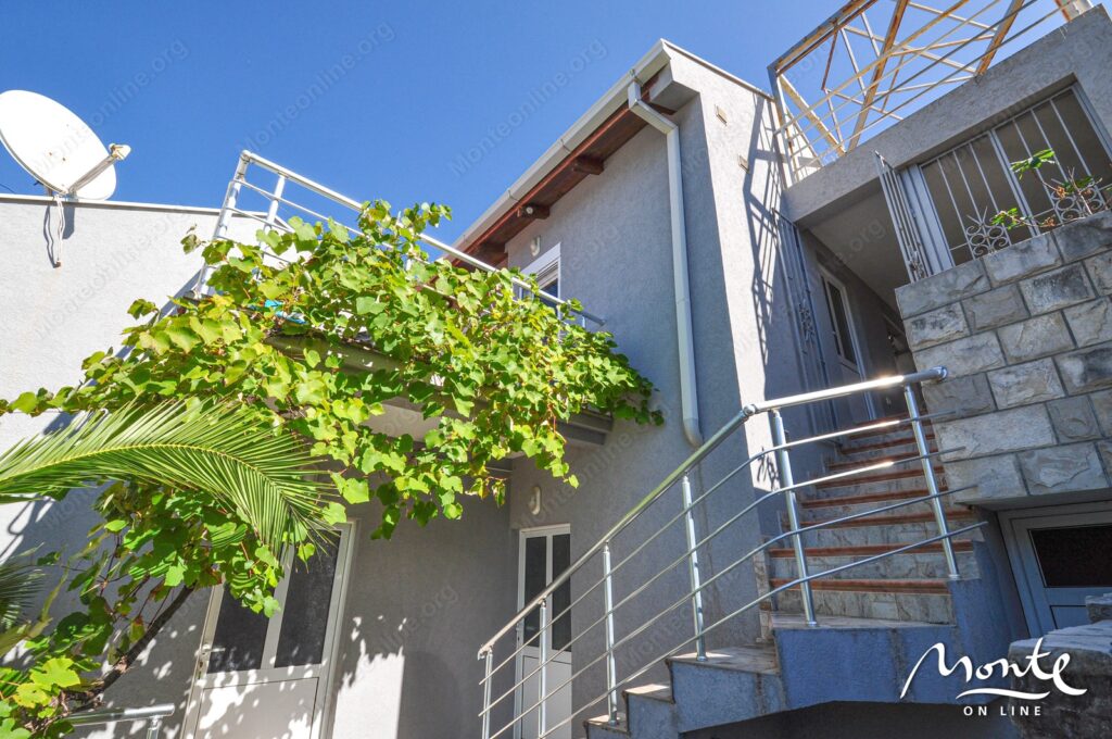 semejnyj 3 etazhnyj dom s garazhom i vidom na zaliv v lepetane tivat 06