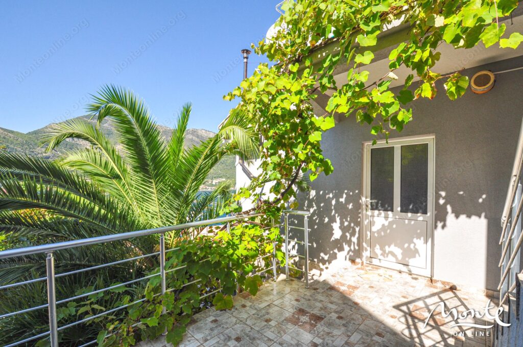 semejnyj 3 etazhnyj dom s garazhom i vidom na zaliv v lepetane tivat 07