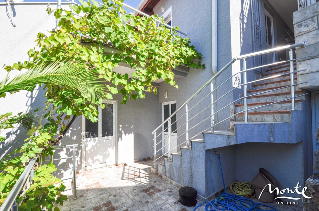 semejnyj 3 etazhnyj dom s garazhom i vidom na zaliv v lepetane tivat 08