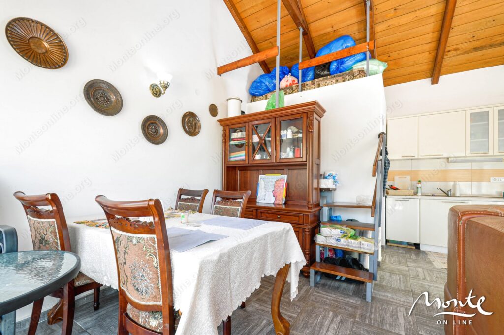 semejnyj 3 etazhnyj dom s garazhom i vidom na zaliv v lepetane tivat 15