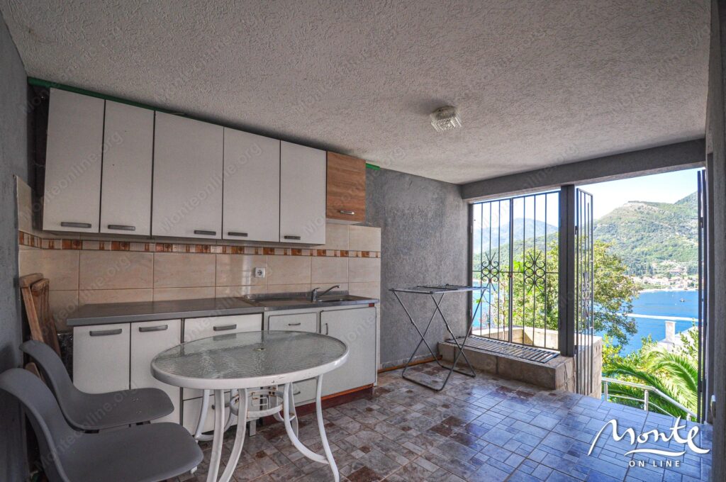 semejnyj 3 etazhnyj dom s garazhom i vidom na zaliv v lepetane tivat 22