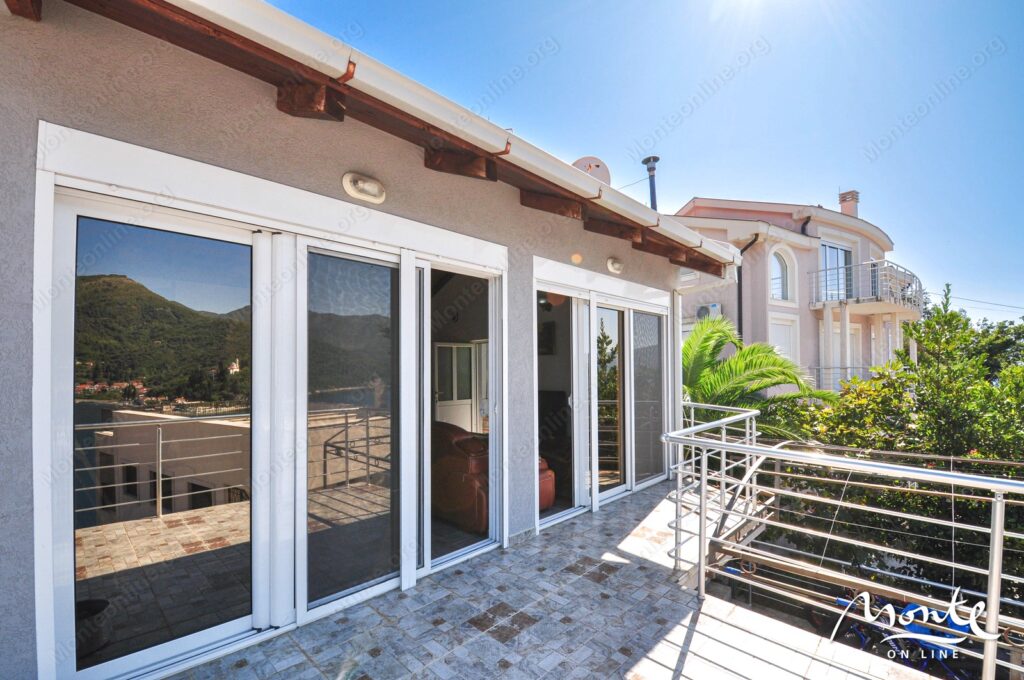 semejnyj 3 etazhnyj dom s garazhom i vidom na zaliv v lepetane tivat 26