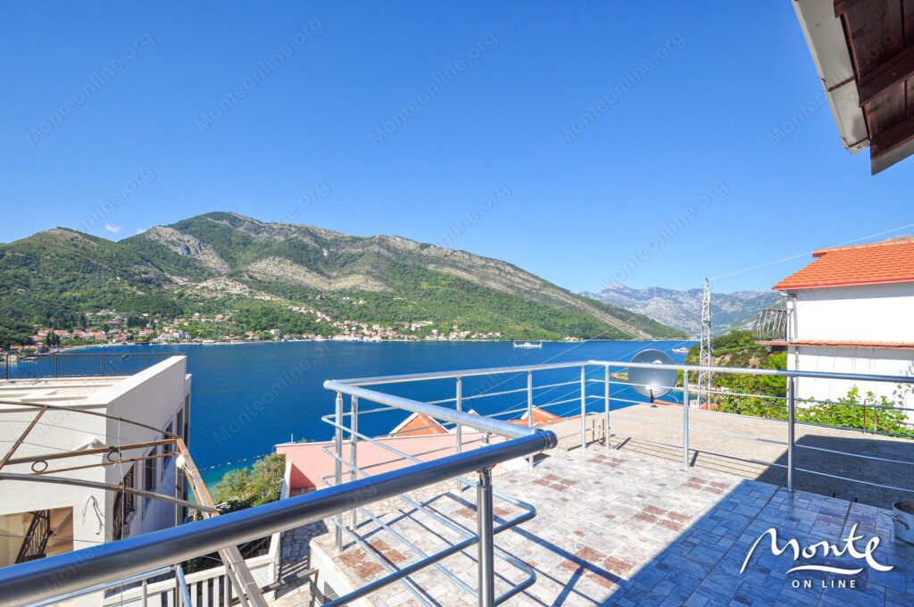 semejnyj 3 etazhnyj dom s garazhom i vidom na zaliv v lepetane tivat 27