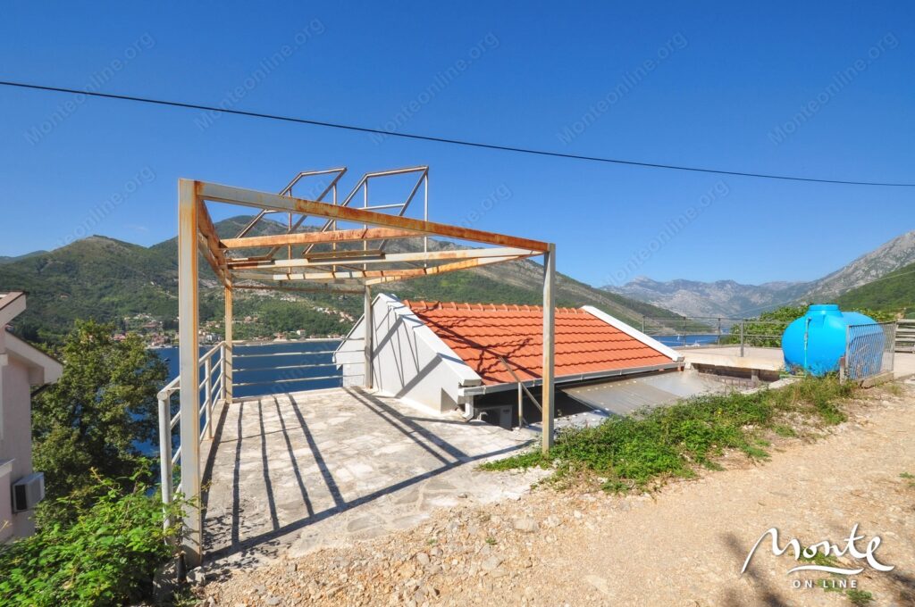 semejnyj 3 etazhnyj dom s garazhom i vidom na zaliv v lepetane tivat 29