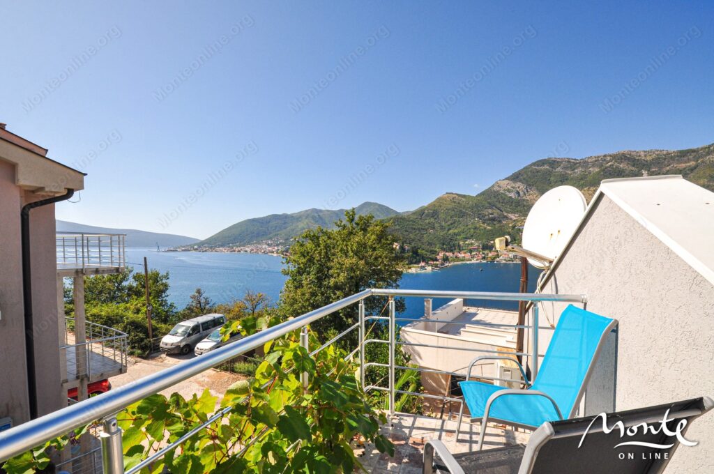 semejnyj 3 etazhnyj dom s garazhom i vidom na zaliv v lepetane tivat 30