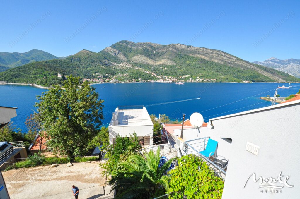 semejnyj 3 etazhnyj dom s garazhom i vidom na zaliv v lepetane tivat 31