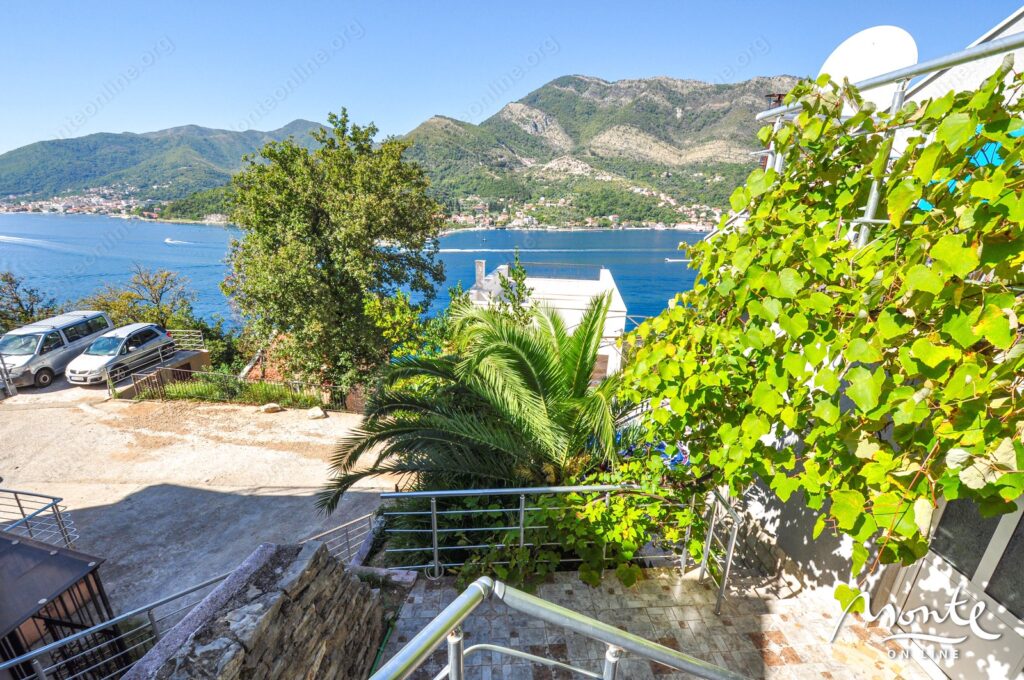 semejnyj 3 etazhnyj dom s garazhom i vidom na zaliv v lepetane tivat 32