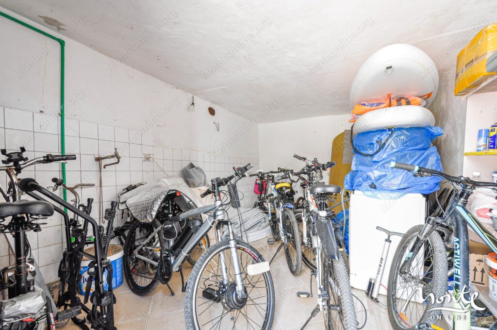 semejnyj 3 etazhnyj dom s garazhom i vidom na zaliv v lepetane tivat 33