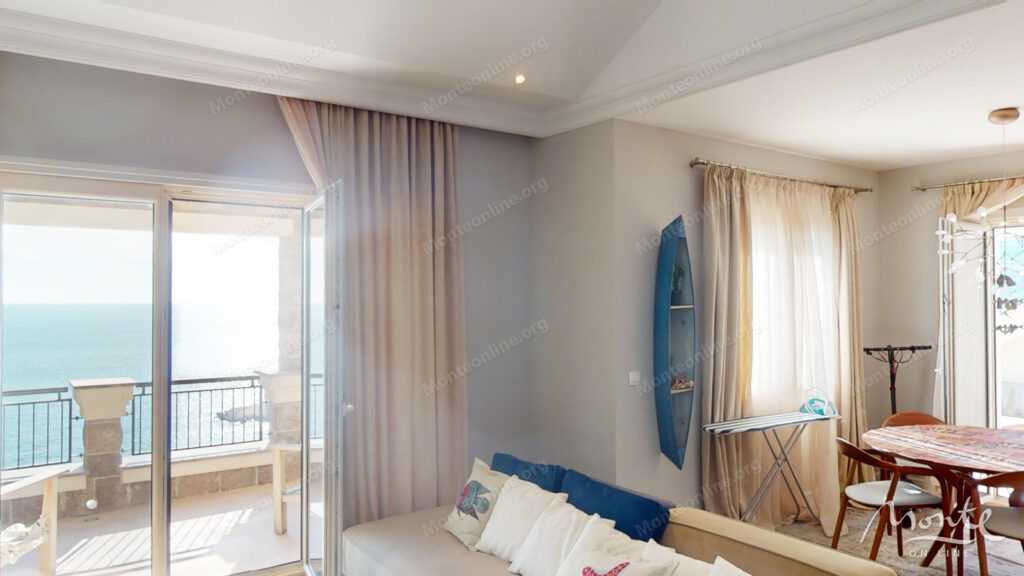 sovremennaya 2 spalnaya kvartira s terrasami v marina village lustica bay 07