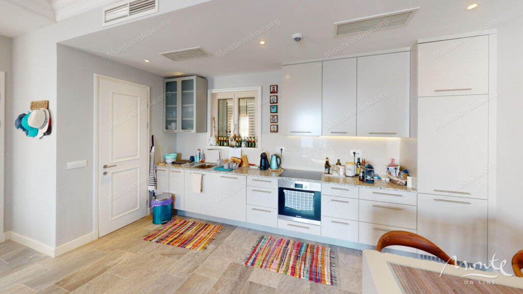 sovremennaya 2 spalnaya kvartira s terrasami v marina village lustica bay 14