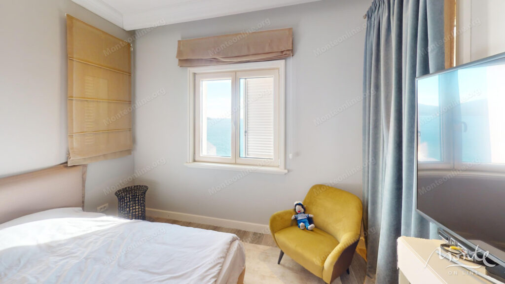 sovremennaya 2 spalnaya kvartira s terrasami v marina village lustica bay 15