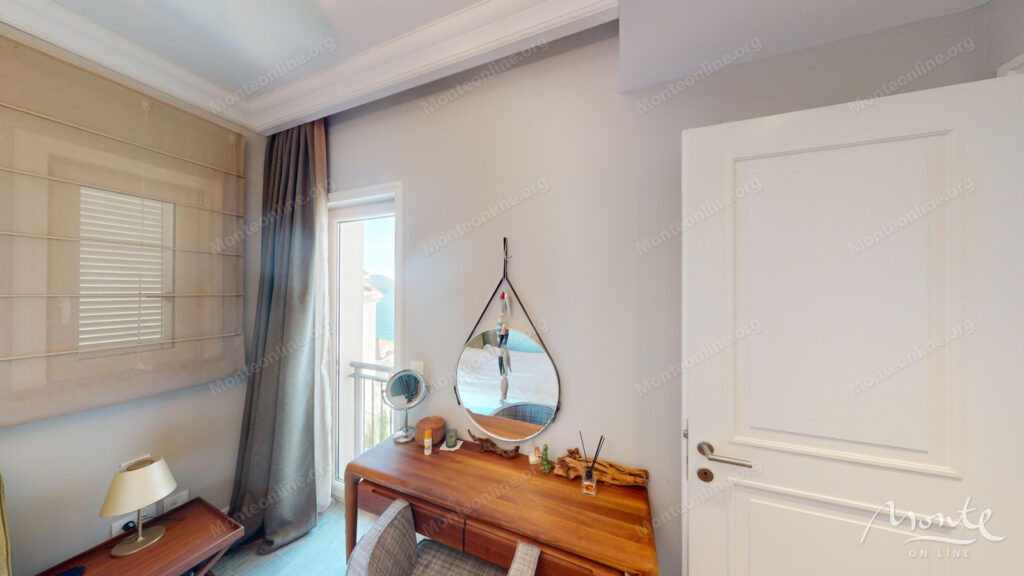 sovremennaya 2 spalnaya kvartira s terrasami v marina village lustica bay 23