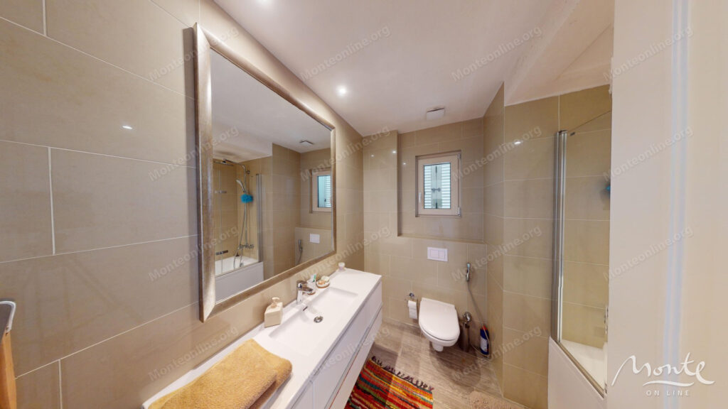 sovremennaya 2 spalnaya kvartira s terrasami v marina village lustica bay 24