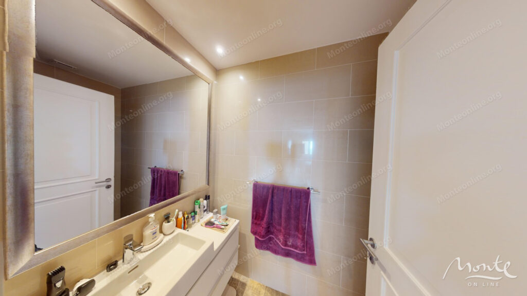 sovremennaya 2 spalnaya kvartira s terrasami v marina village lustica bay 25