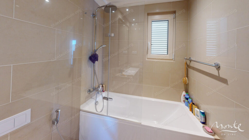 sovremennaya 2 spalnaya kvartira s terrasami v marina village lustica bay 27