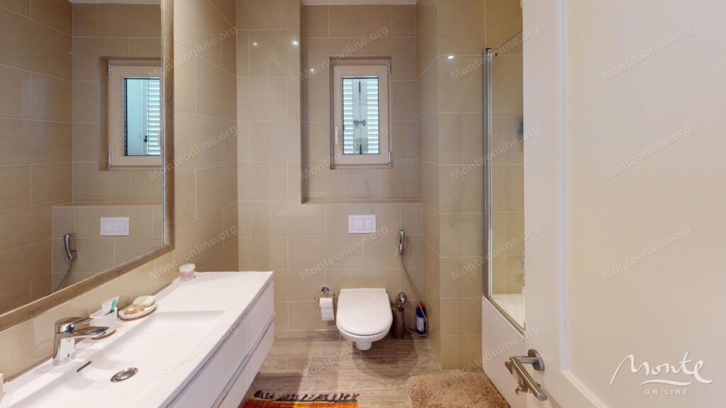 sovremennaya 2 spalnaya kvartira s terrasami v marina village lustica bay 28