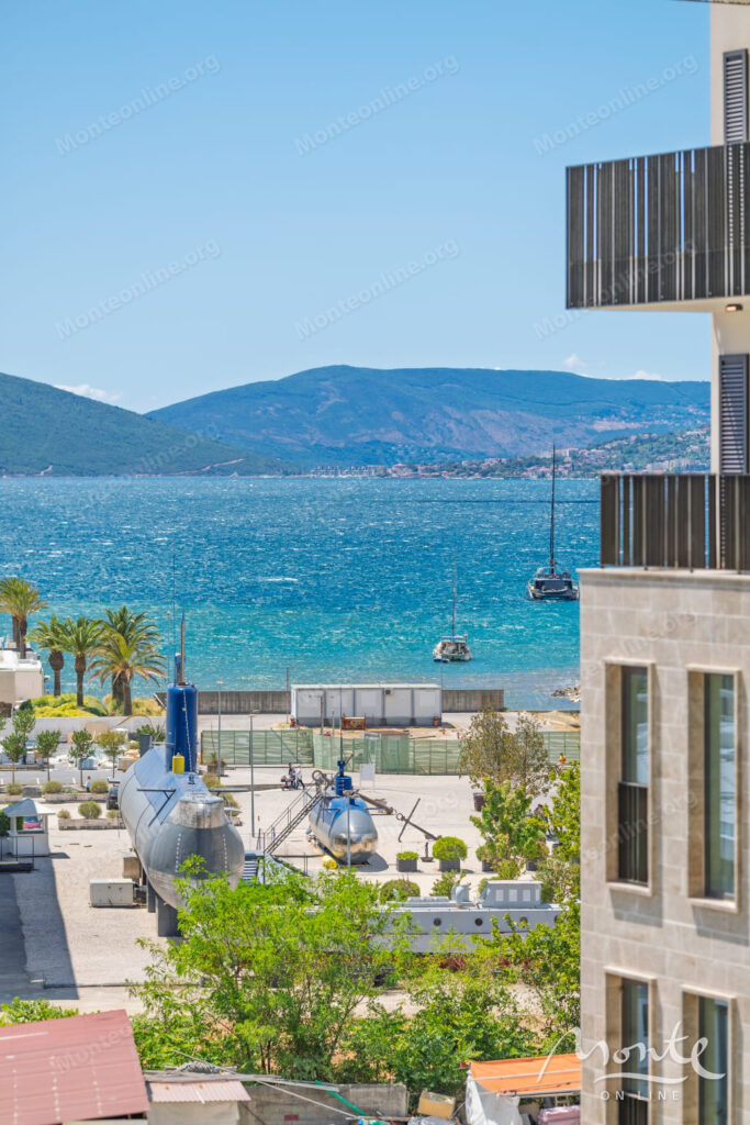 sovremennaya kvartira s 1 spalnej v komplekse boka place porto montenegro 25