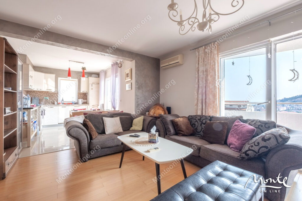 sovremennaya kvartira s 2 spalnyami i vidom na more v rajone lazi budva 03